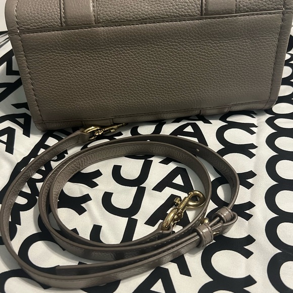 Marc Jacob’s like new THE LEATHER MINI TOTE BAG in cement color w/dust bag - Picture 4 of 9